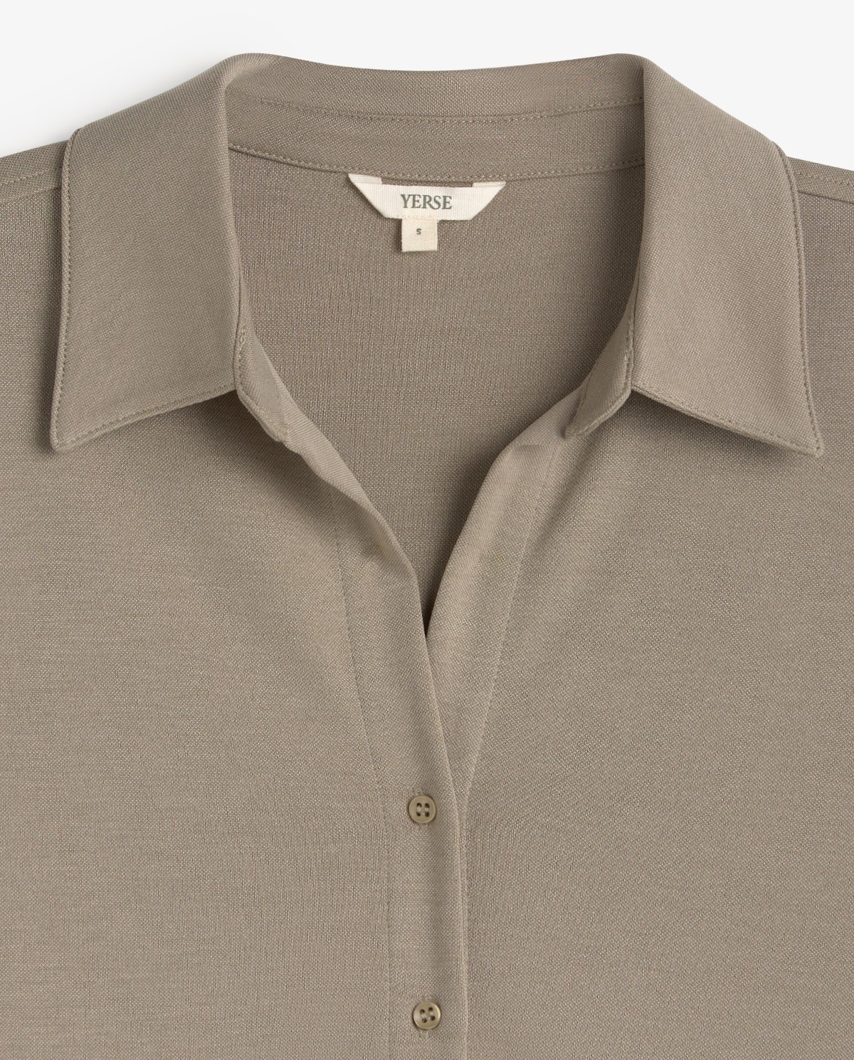 Camisa fluida manga corta en color caqui, vista frontal con detalle del tejido 6