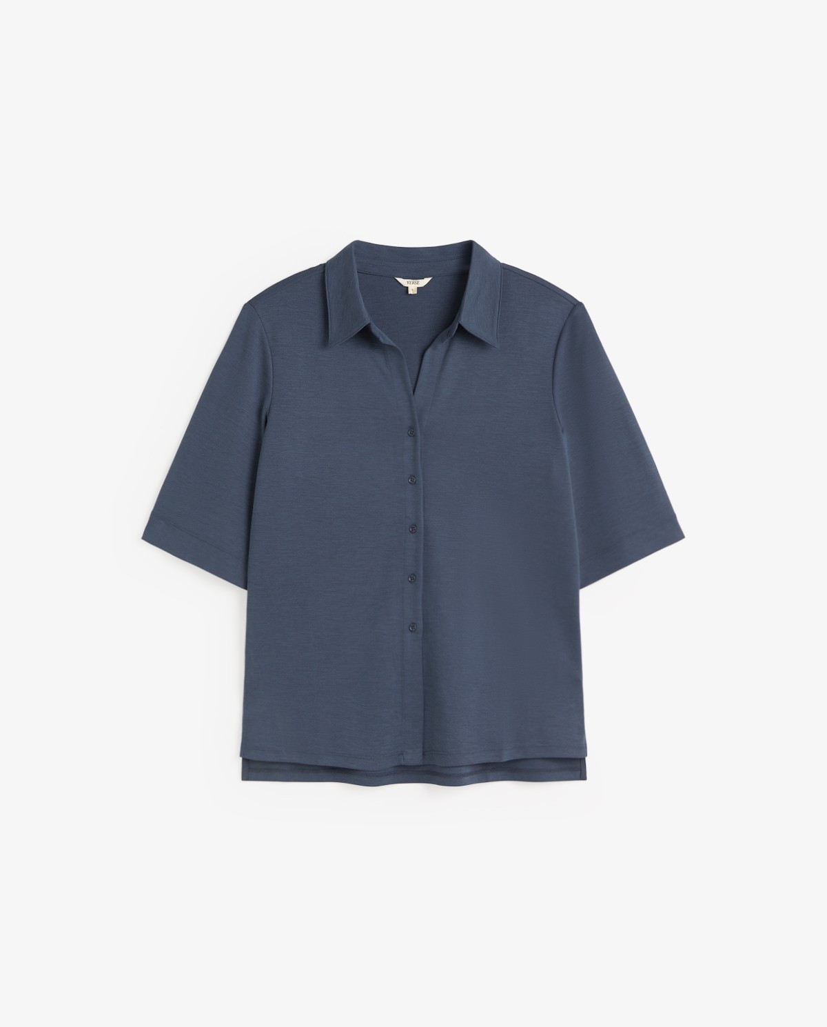 Camisa fluida manga corta en color azul oscuro, vista frontal con detalle del tejido 5