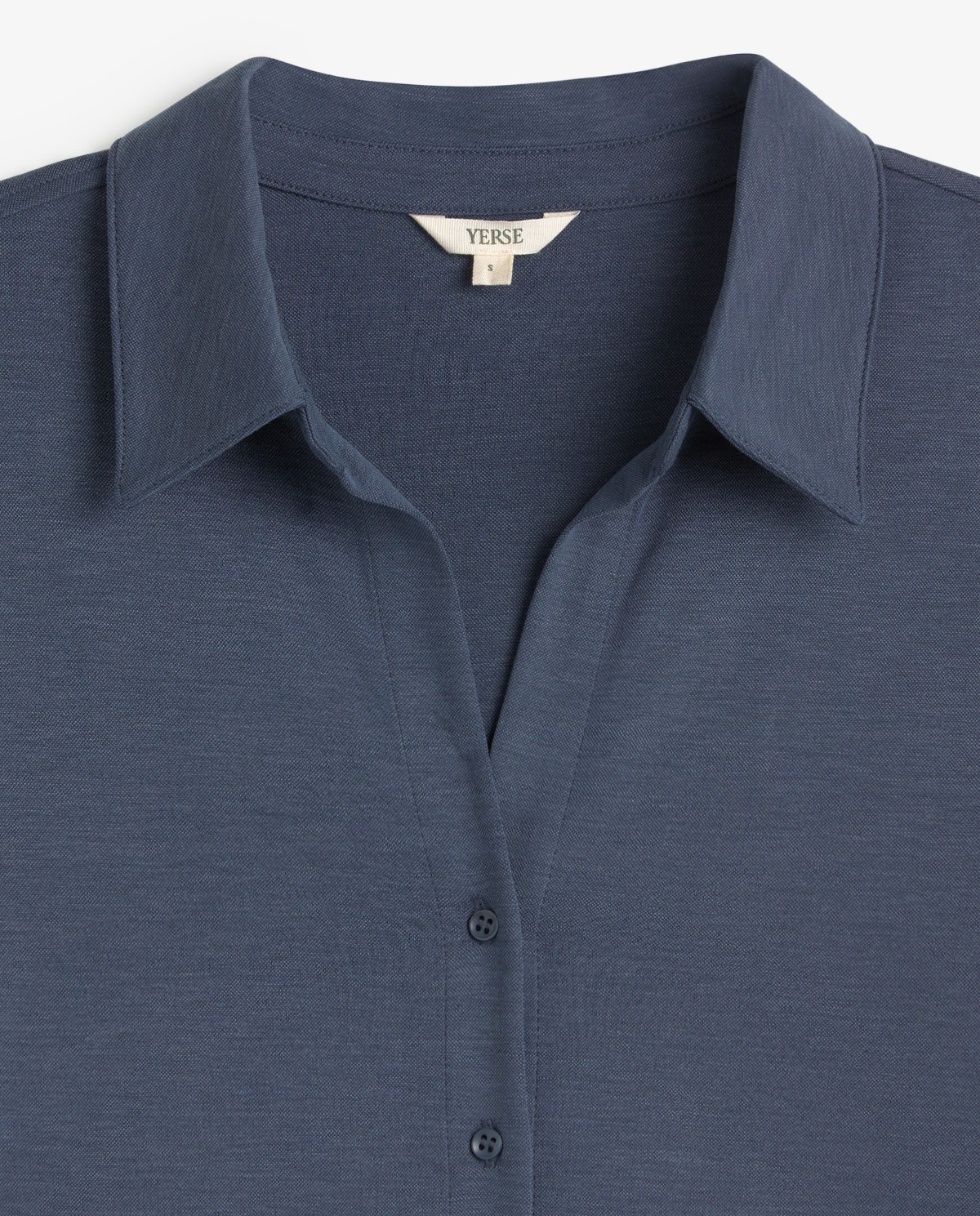 Camisa fluida manga corta en color azul oscuro, vista frontal con detalle del tejido 6