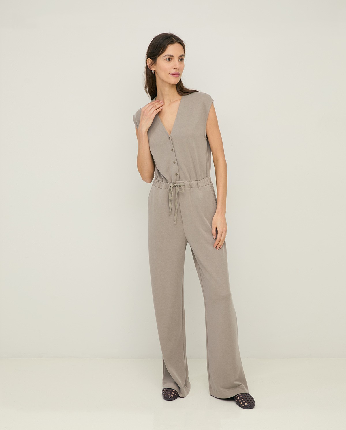 Mono fluido cuello pico en color caqui, vista frontal con detalle del tejido 2