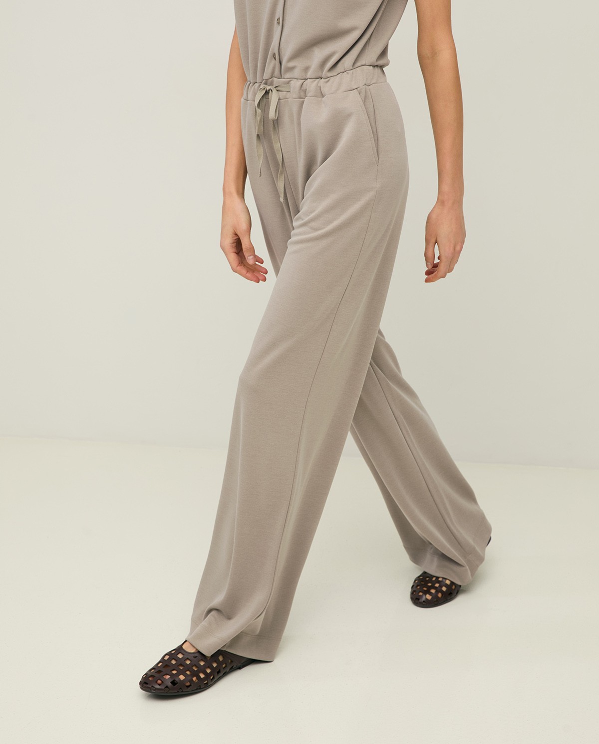 Mono fluido cuello pico en color caqui, vista frontal con detalle del tejido 3