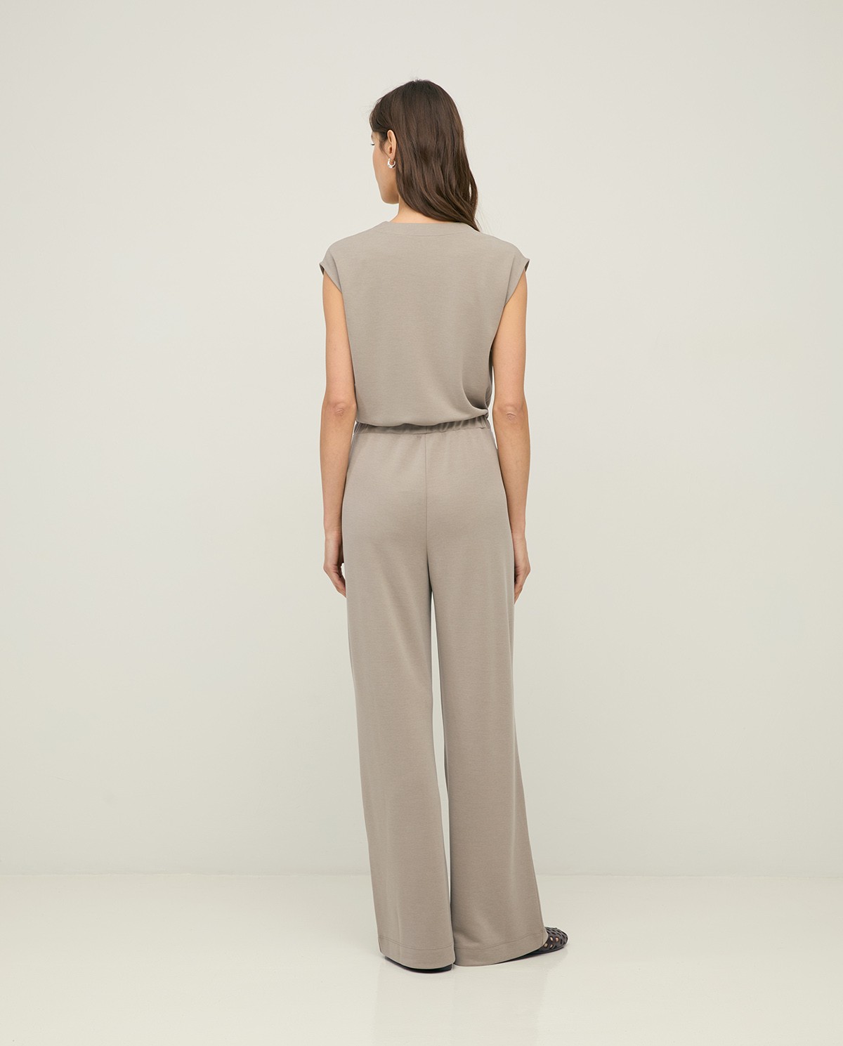 Mono fluido cuello pico en color caqui, vista frontal con detalle del tejido 4