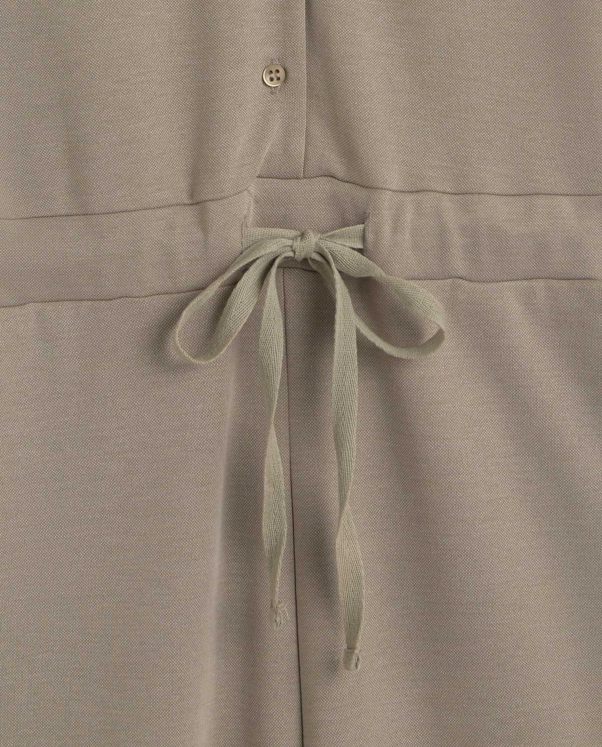 Mono fluido cuello pico en color caqui, vista frontal con detalle del tejido 6