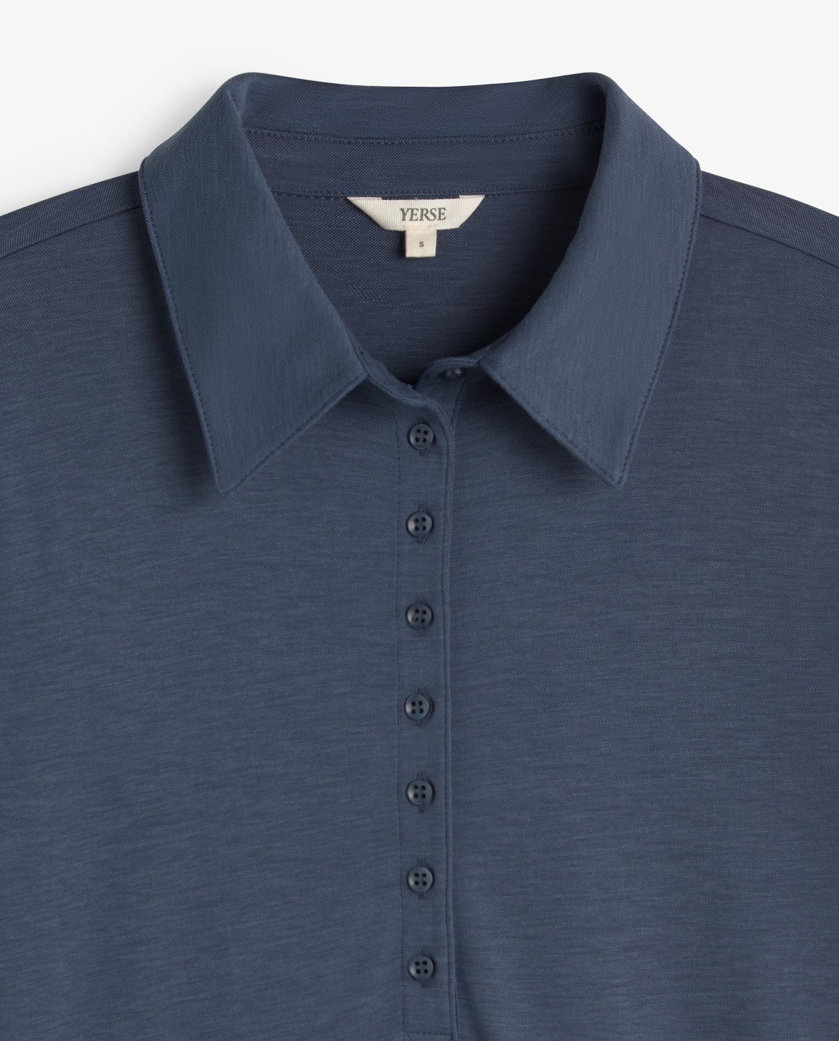 Vestido corto cuello polo en color azul oscuro, vista frontal con detalle del tejido 5