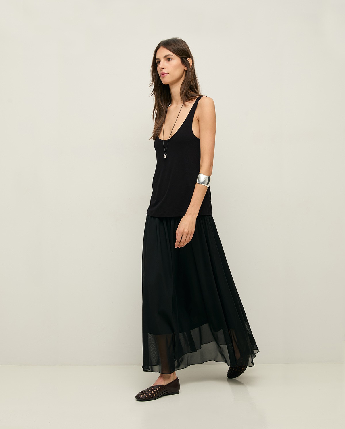 Vestido de tirantes tejido combinado en color negro, vista frontal con detalle del tejido 2