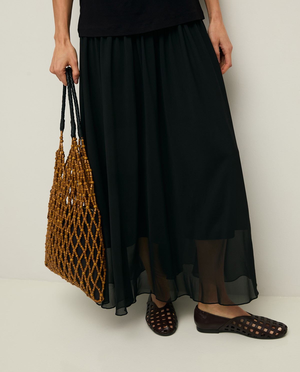 Vestido de tirantes tejido combinado en color negro, vista frontal con detalle del tejido 5