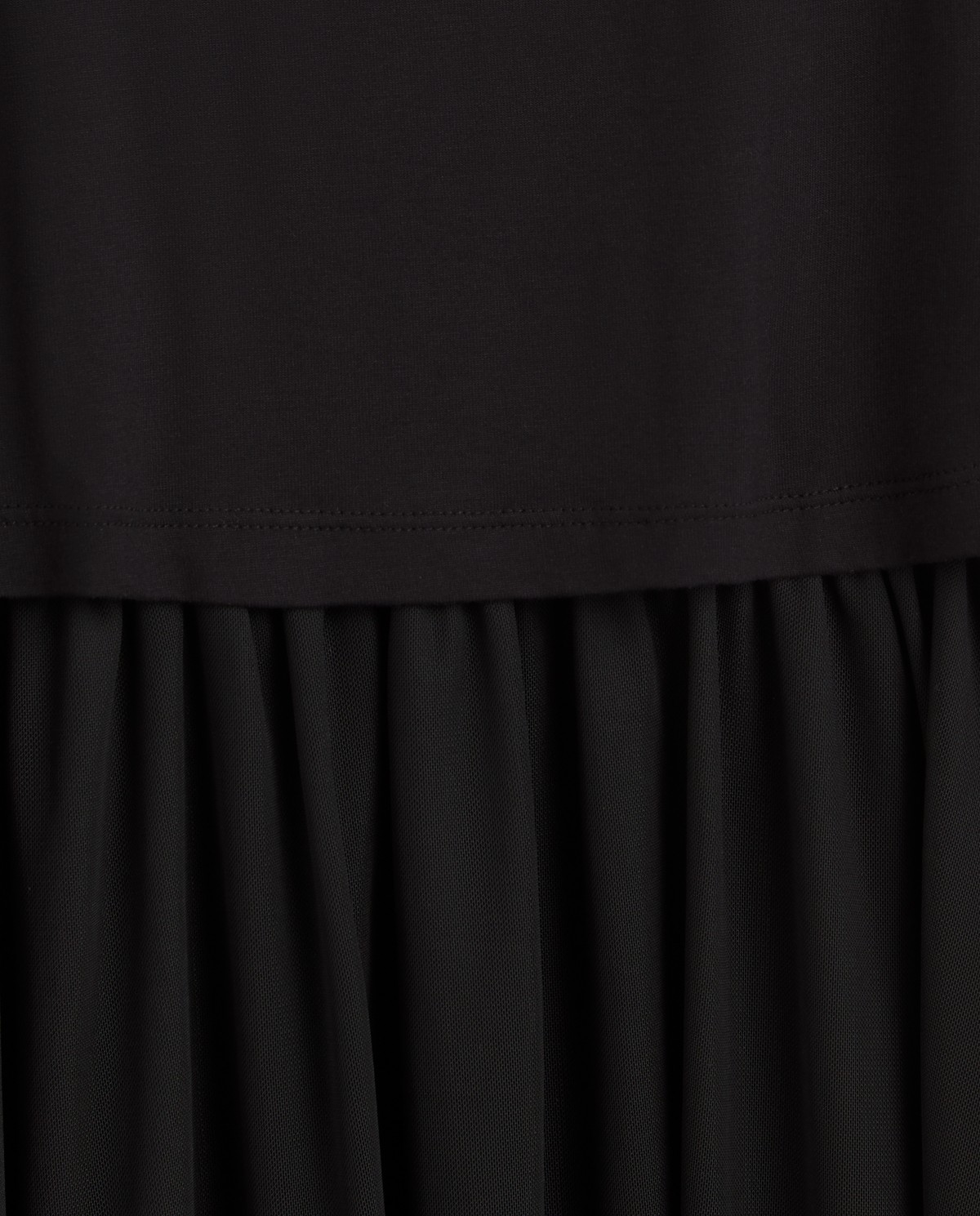 Vestido de tirantes tejido combinado en color negro, vista frontal con detalle del tejido 8