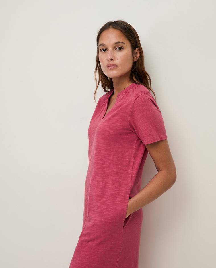 Vestido largo algodón en color frambuesa, vista frontal con detalle del tejido