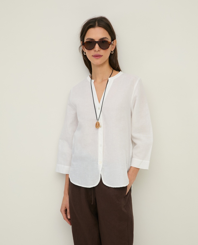 Blusa lino y algodón manga francesa en color blanco, vista frontal con detalle del tejido