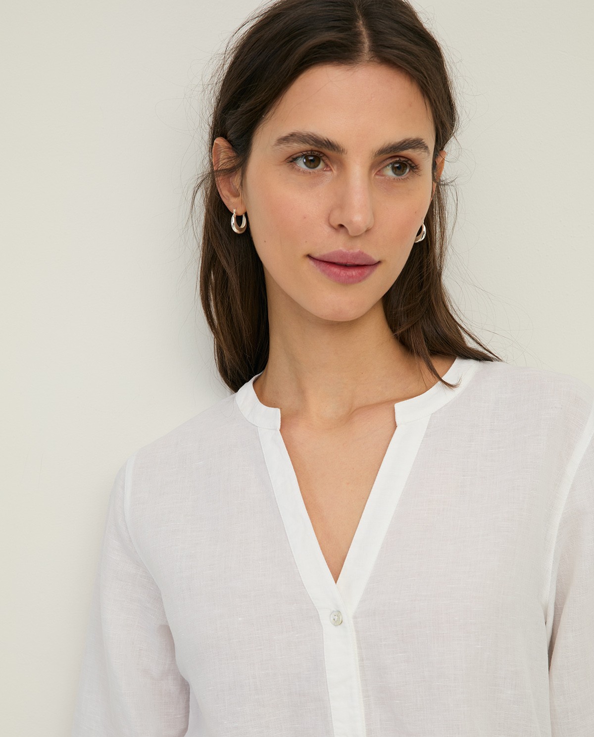 Blusa lino y algodón manga francesa en color blanco, vista frontal con detalle del tejido 1