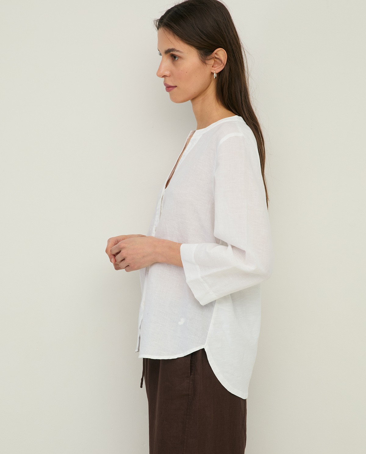 Blusa lino y algodón manga francesa en color blanco, vista frontal con detalle del tejido 2