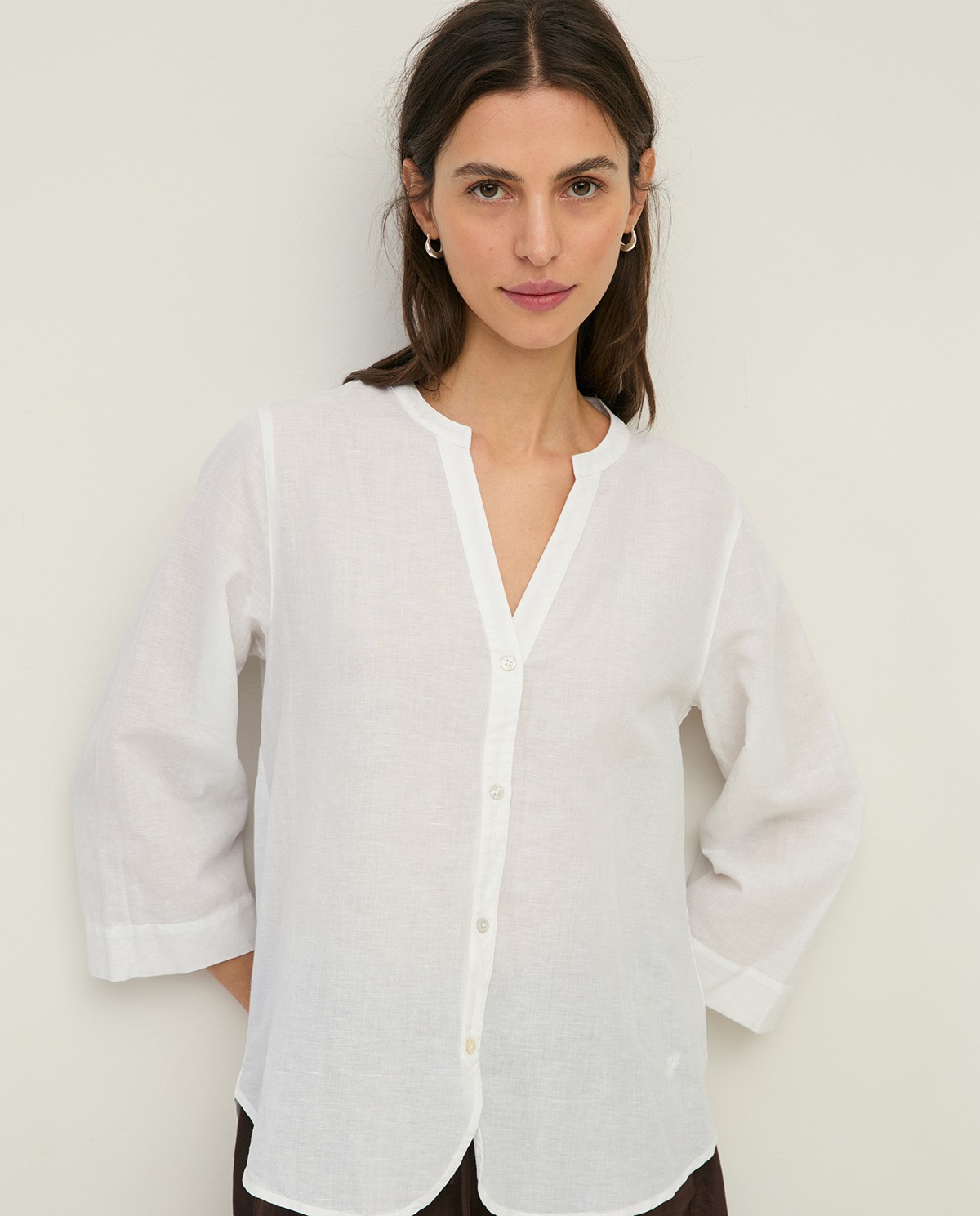 Blusa lino y algodón manga francesa en color blanco, vista frontal con detalle del tejido 3