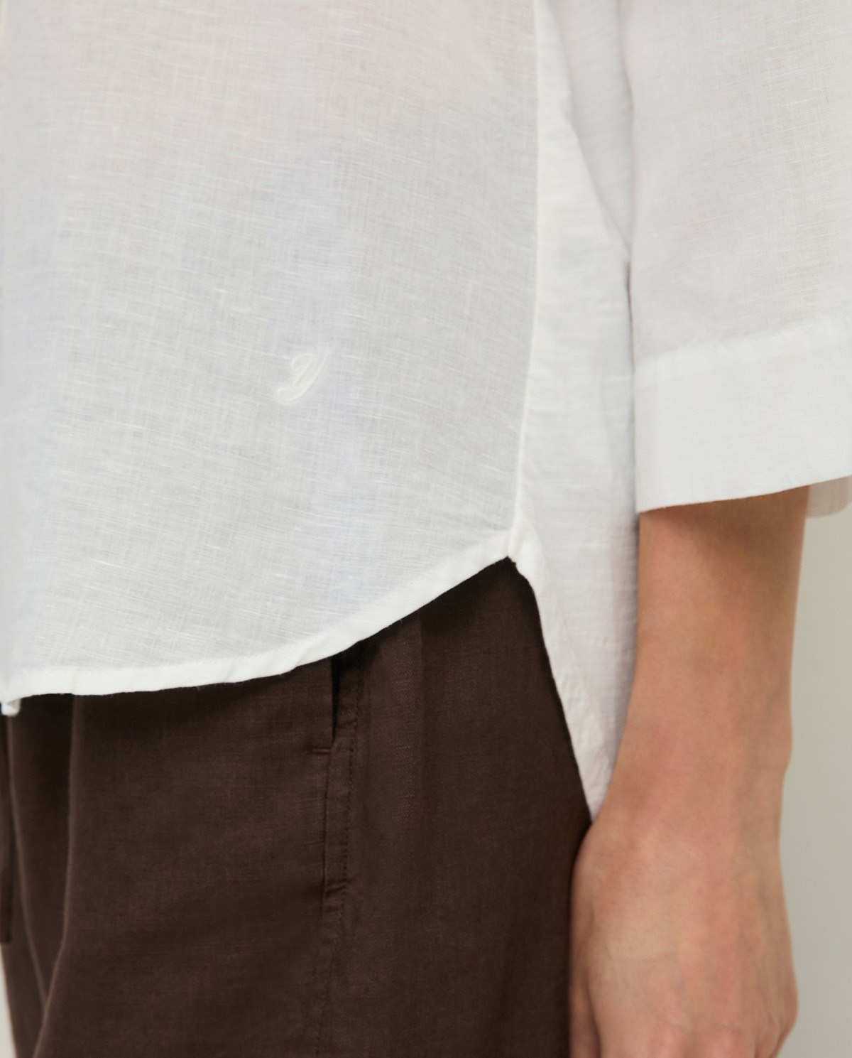 Blusa lino y algodón manga francesa en color blanco, vista frontal con detalle del tejido 4