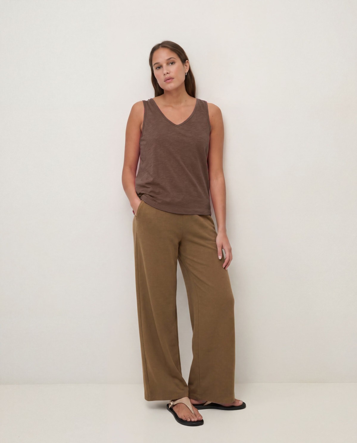Pantalón wide leg algodón flamé en color caqui, vista frontal con detalle del tejido