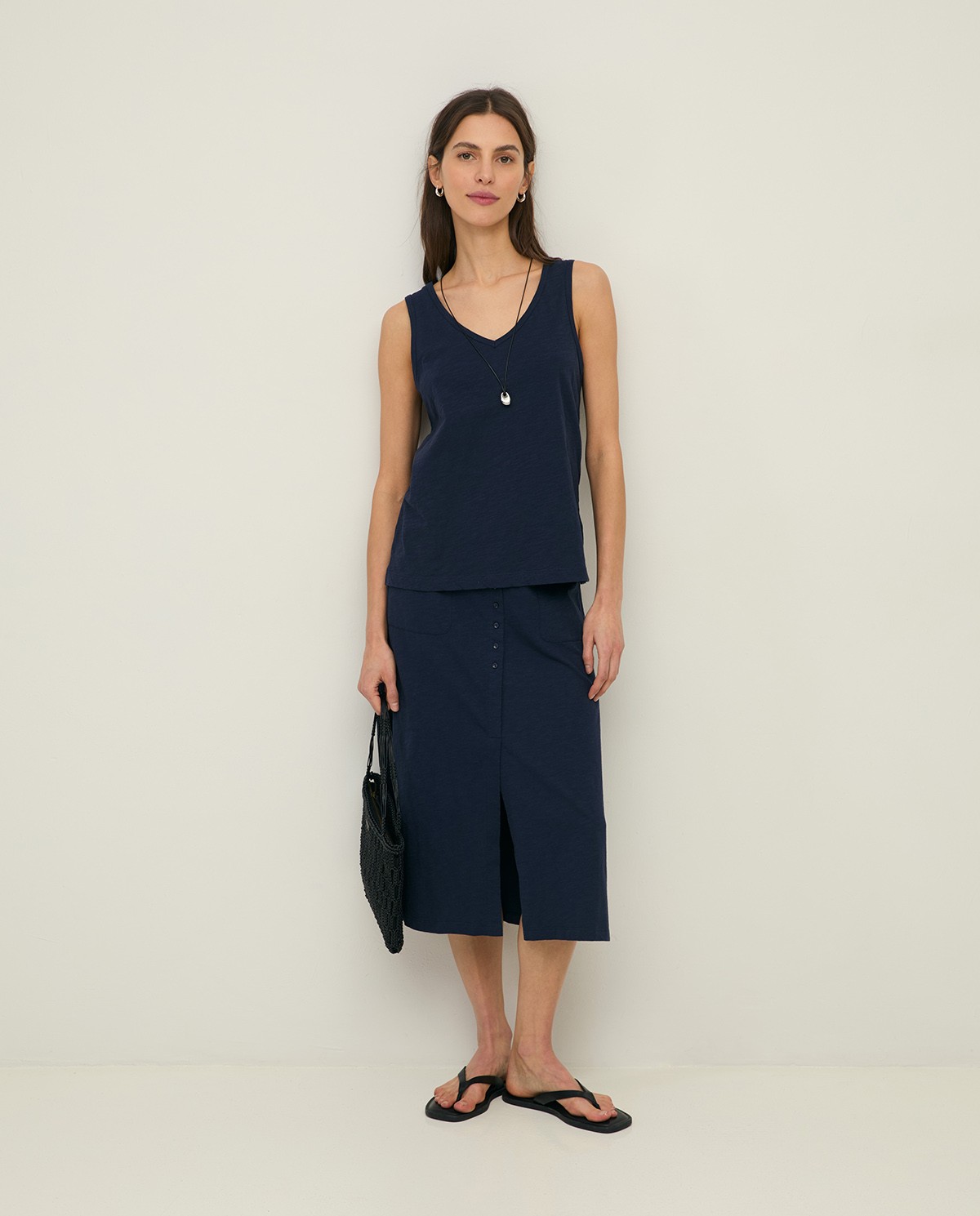 Falda midi de algodón azul marino con botones frontales y cintura elástica| YERSE