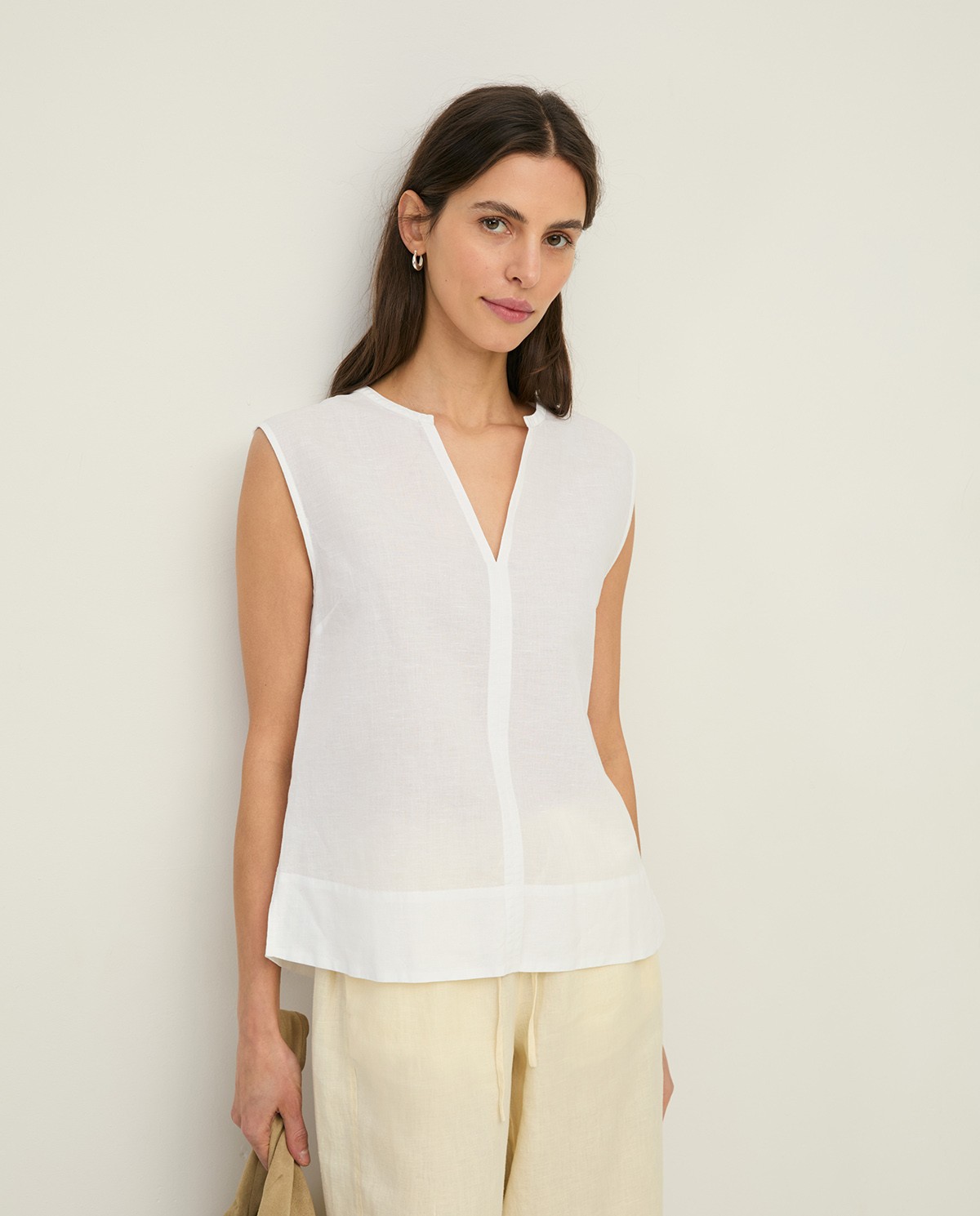 Blusa lino y algodón sin mangas en color blanco, vista frontal con detalle del tejido