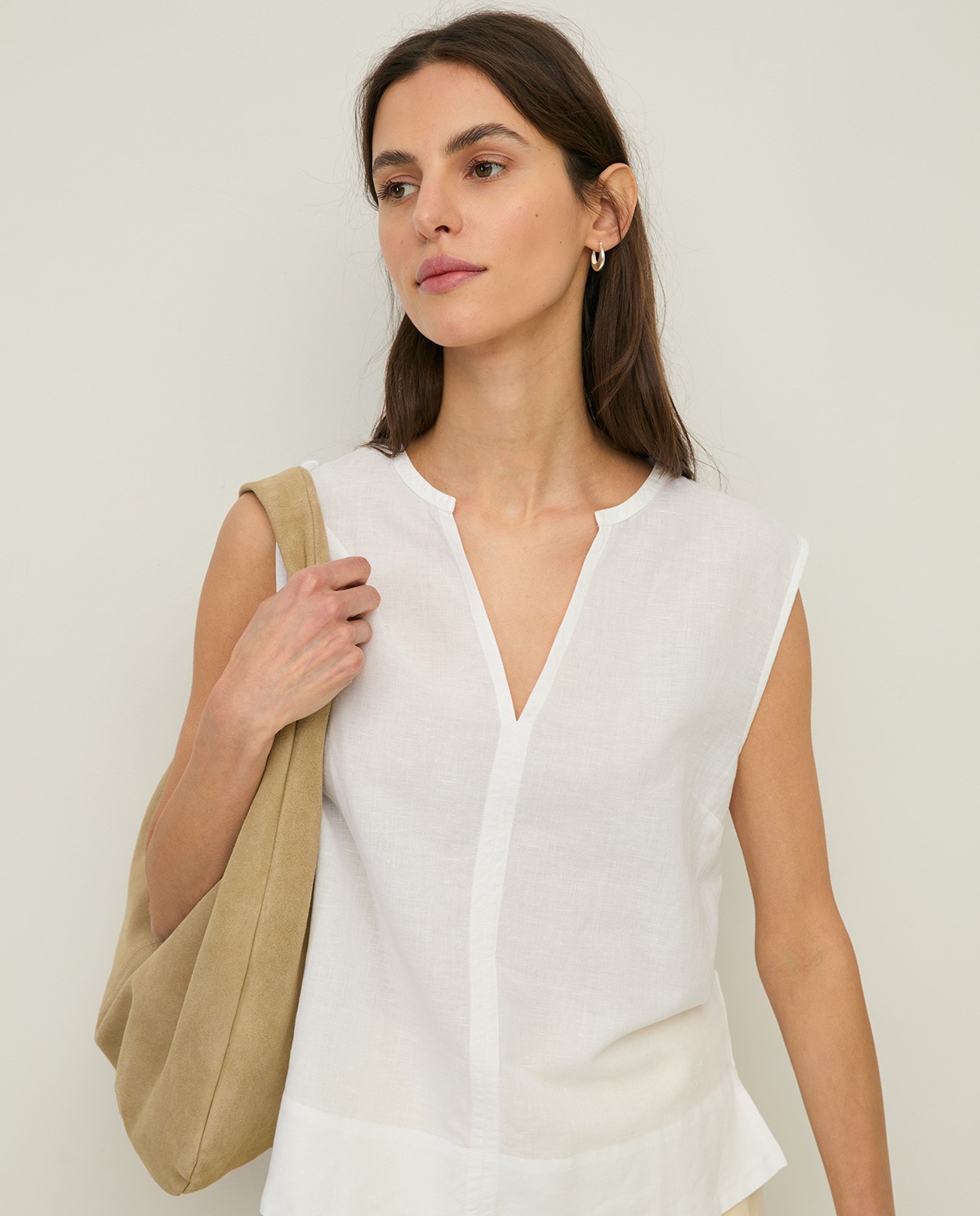 Blusa lino y algodón sin mangas en color blanco, vista frontal con detalle del tejido 1