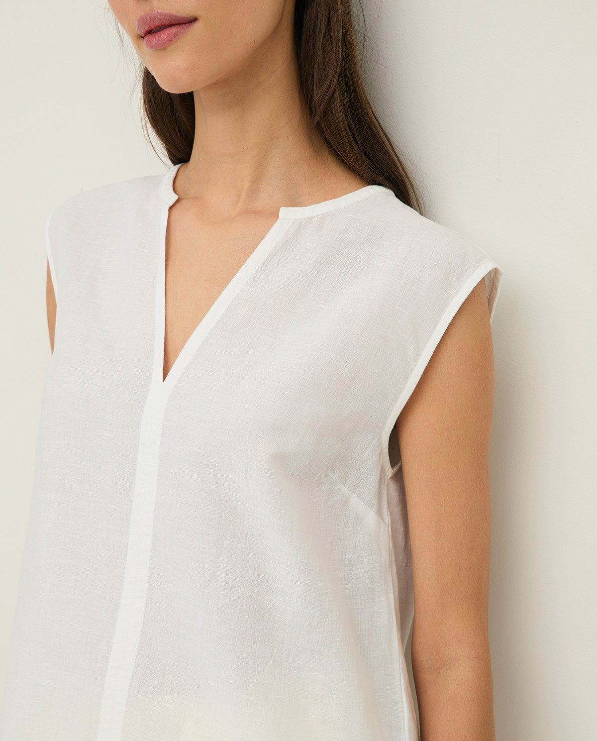 Blusa lino y algodón sin mangas en color blanco, vista frontal con detalle del tejido 2