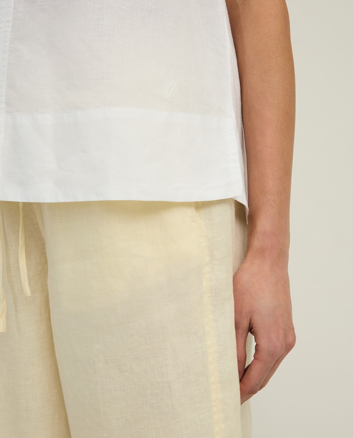 Blusa lino y algodón sin mangas en color blanco, vista frontal con detalle del tejido 3