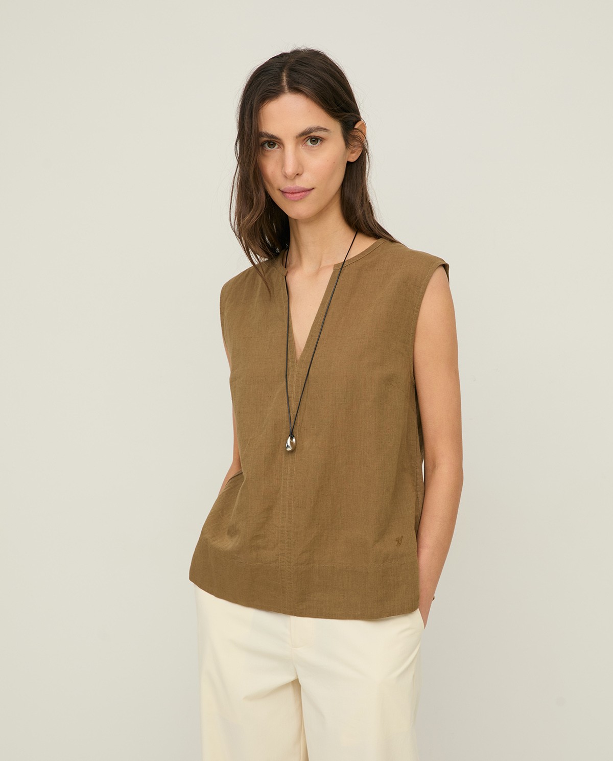 Blusa lino y algodón sin mangas en color caqui, vista frontal con detalle del tejido 1