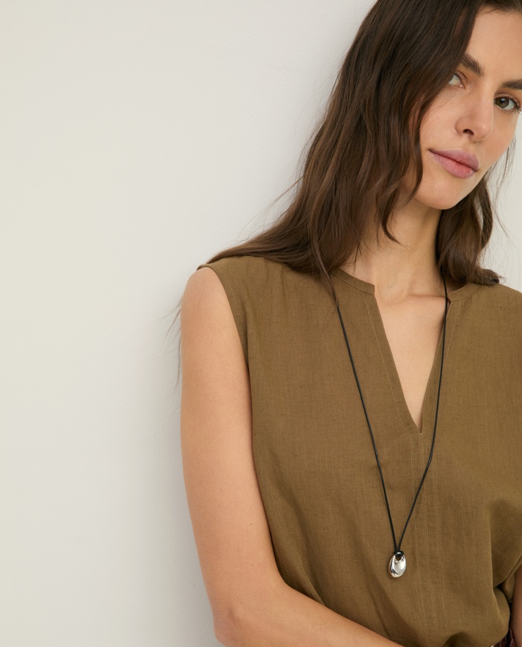 Blusa lino y algodón sin mangas en color caqui, vista frontal con detalle del tejido