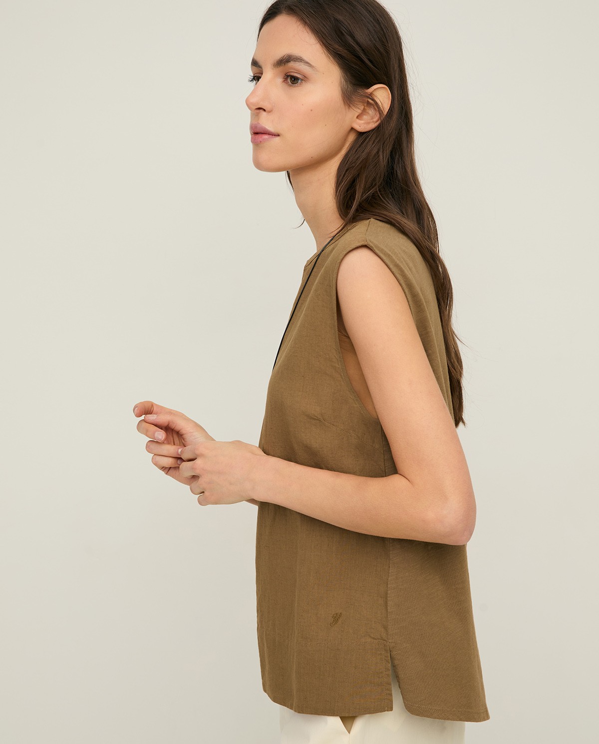 Blusa lino y algodón sin mangas en color caqui, vista frontal con detalle del tejido 2