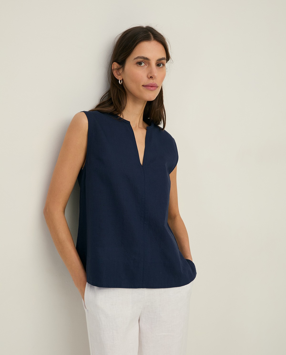 Blusa lino y algodón sin mangas en color azul oscuro, vista frontal con detalle del tejido 1