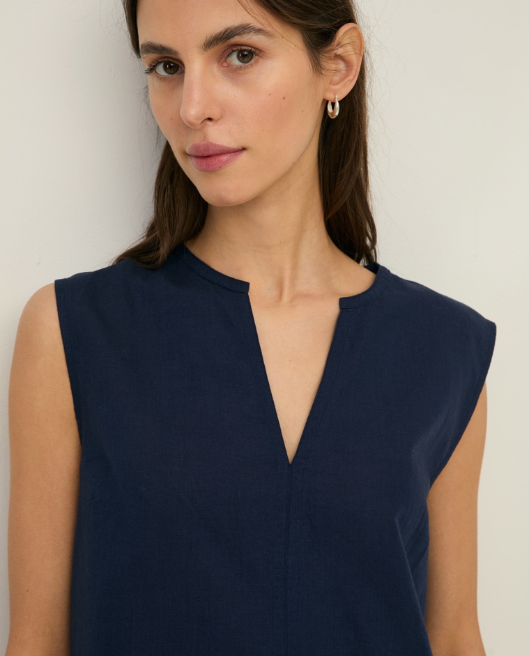 Blusa lino y algodón sin mangas en color azul oscuro, vista frontal con detalle del tejido