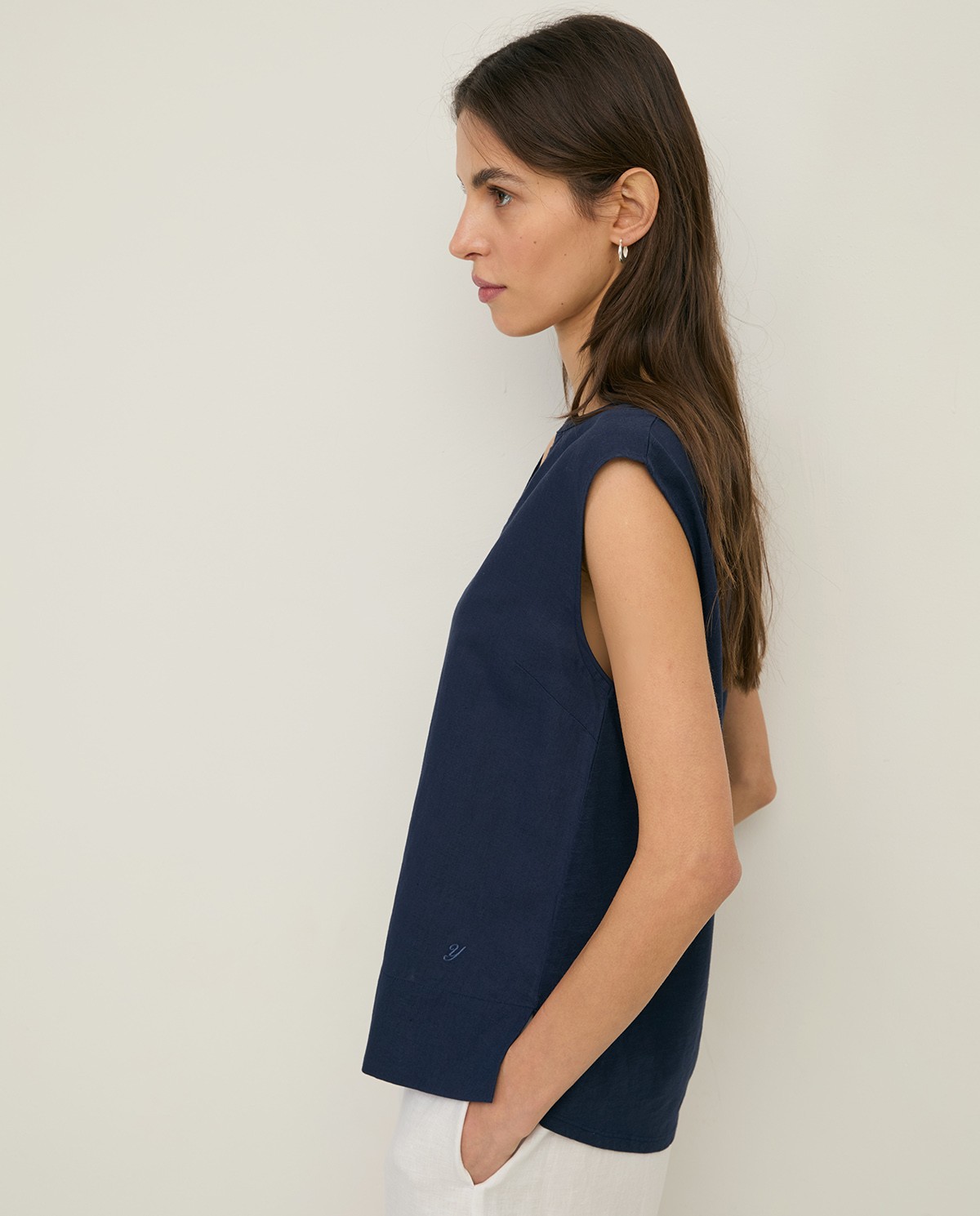 Blusa lino y algodón sin mangas en color azul oscuro, vista frontal con detalle del tejido 2