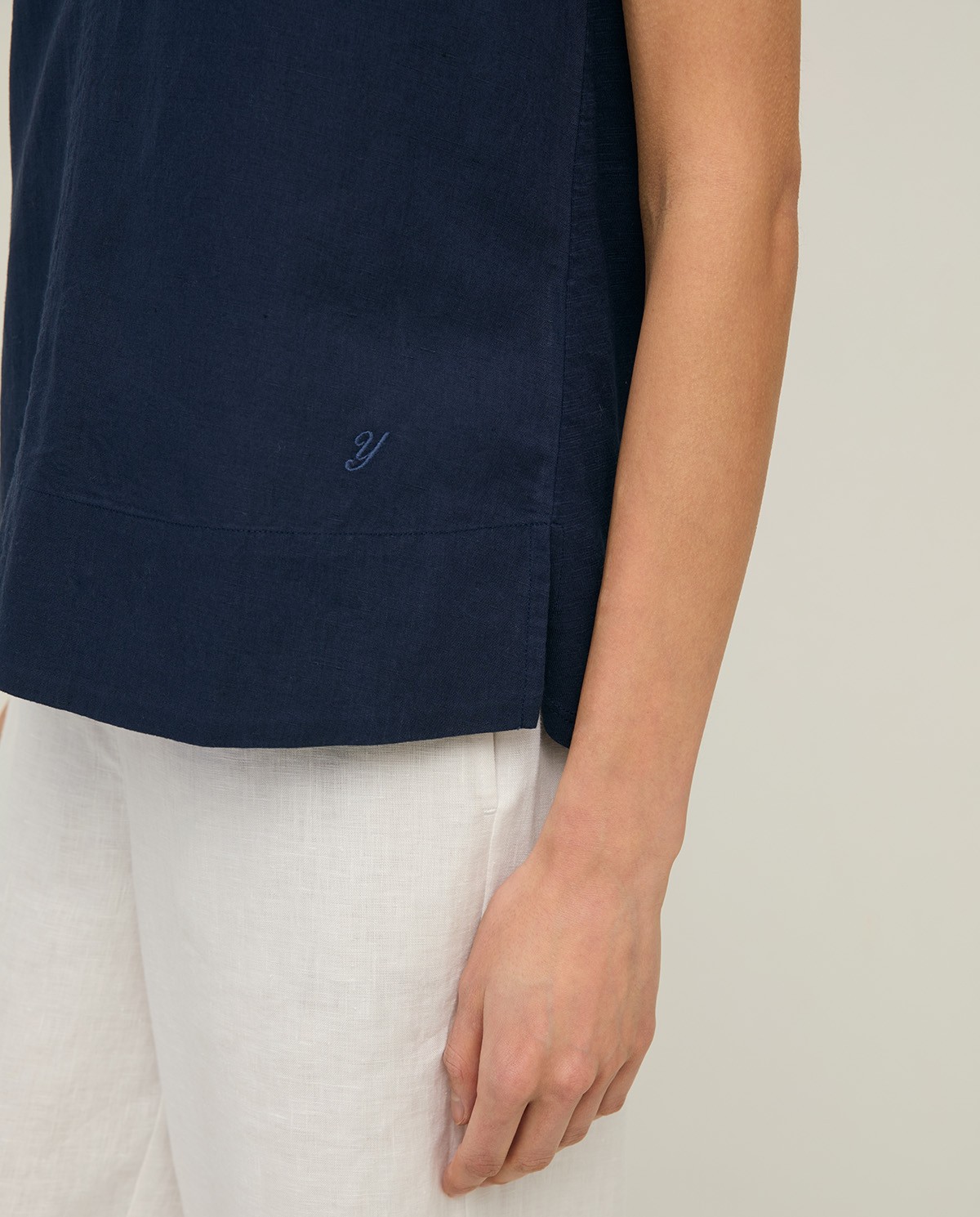 Blusa lino y algodón sin mangas en color azul oscuro, vista frontal con detalle del tejido 3