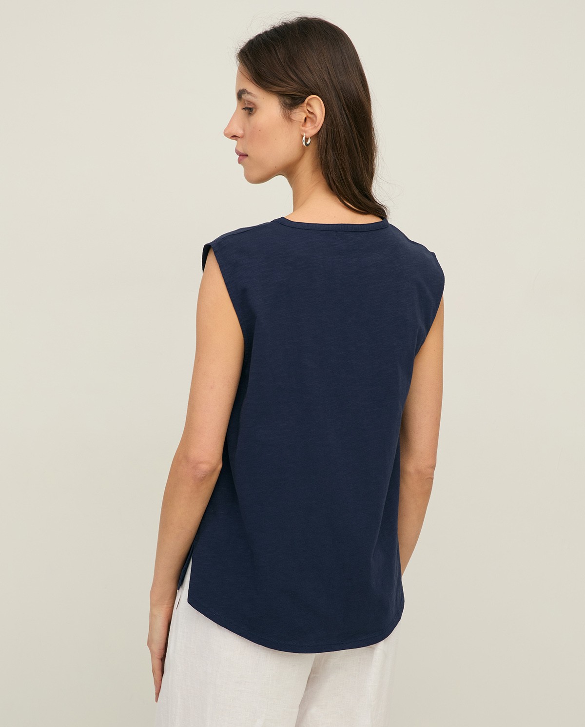 Blusa lino y algodón sin mangas en color azul oscuro, vista frontal con detalle del tejido 4