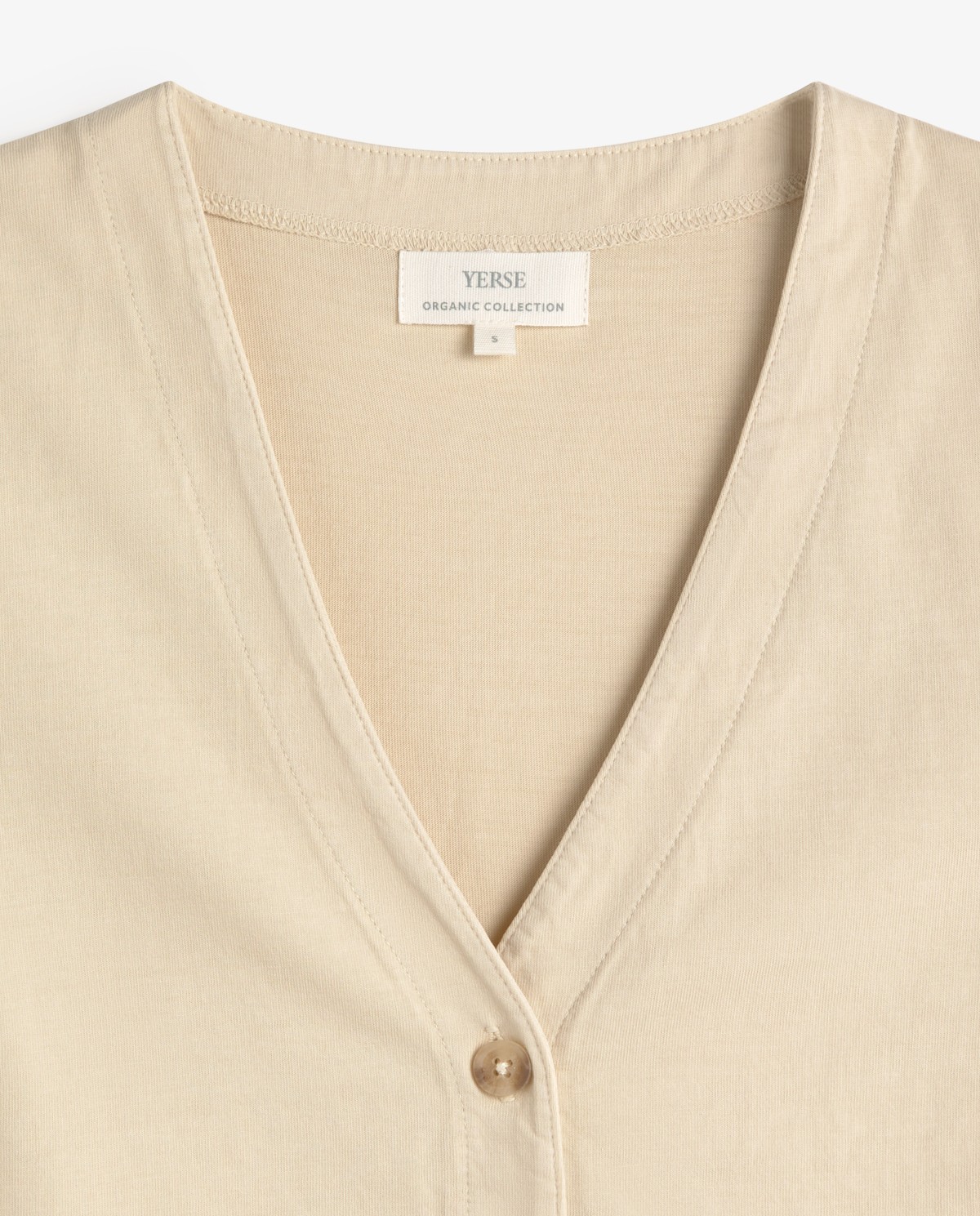 Chaleco de punto algodón orgánico en color natural, vista frontal con detalle del tejido 6