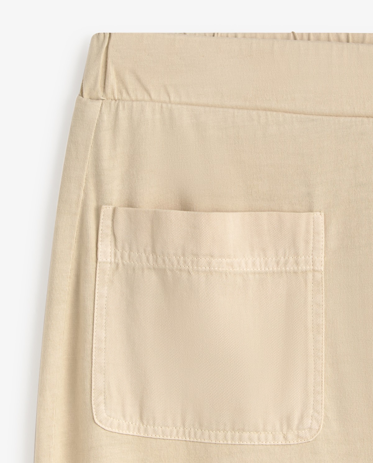 Pantalón ancho con bolsillos en color natural, vista frontal con detalle del tejido 6