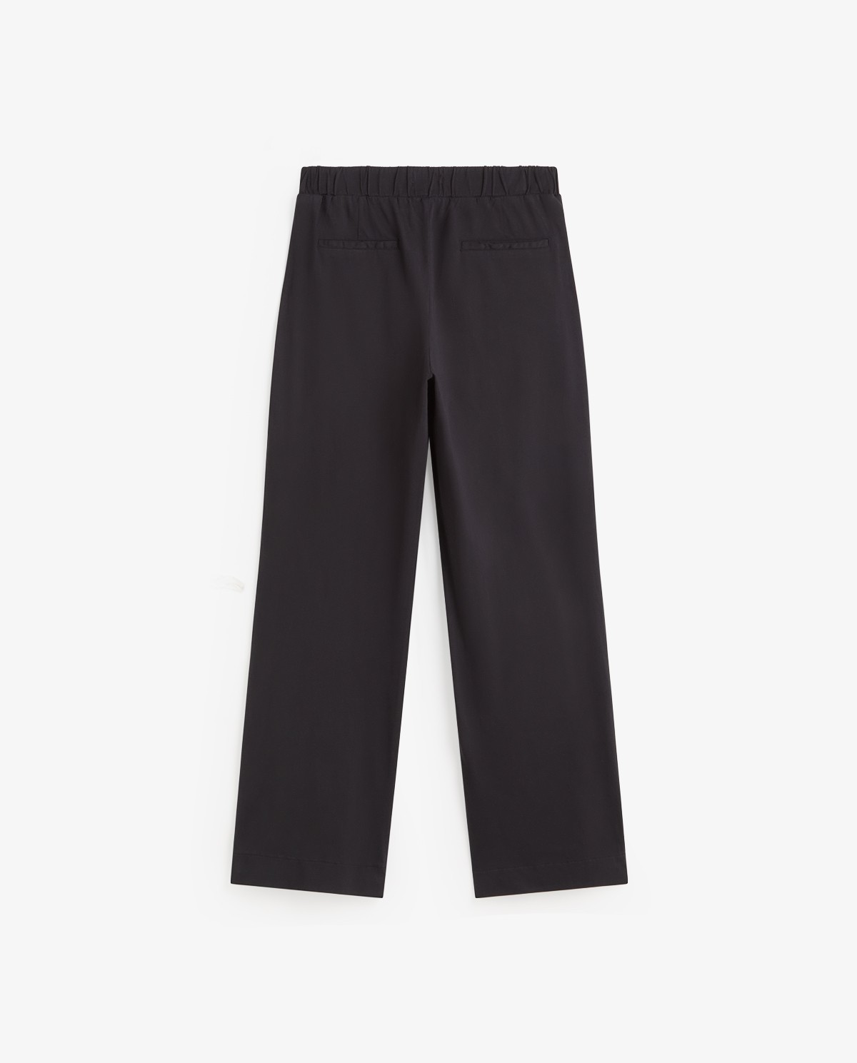 Pantalón ancho con bolsillos en color negro, vista frontal con detalle del tejido 7