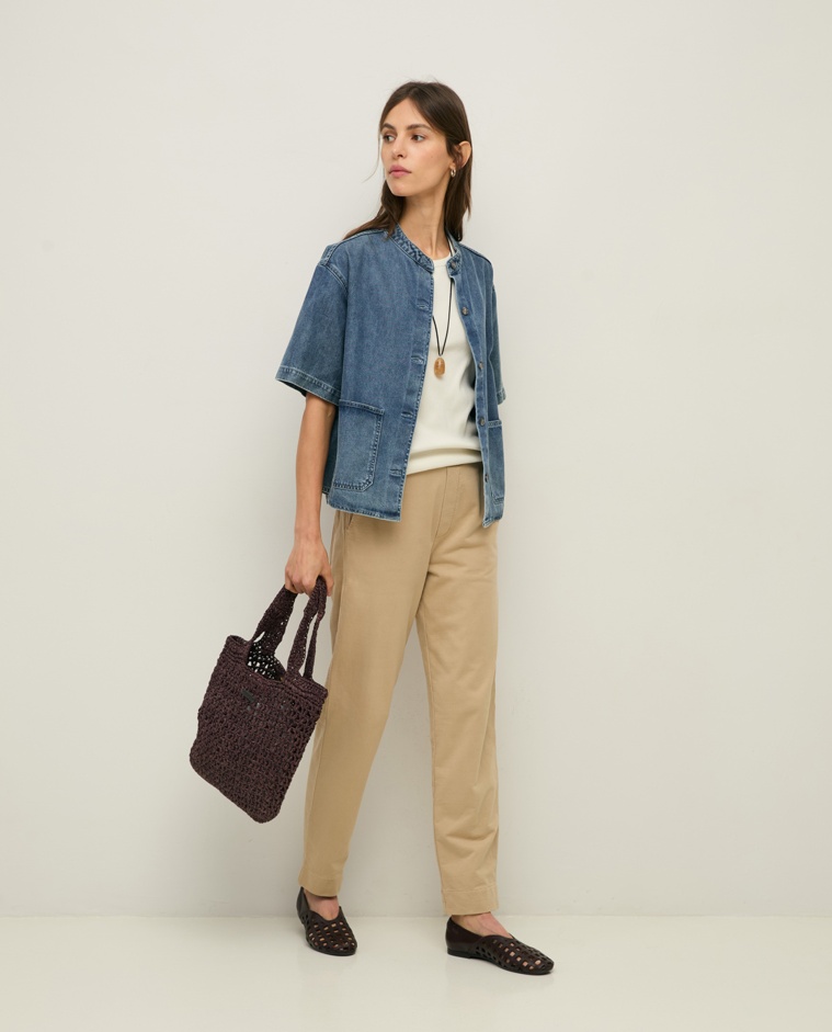 Pantalón jogger algodón orgánico en color arena, vista frontal con detalle del tejido