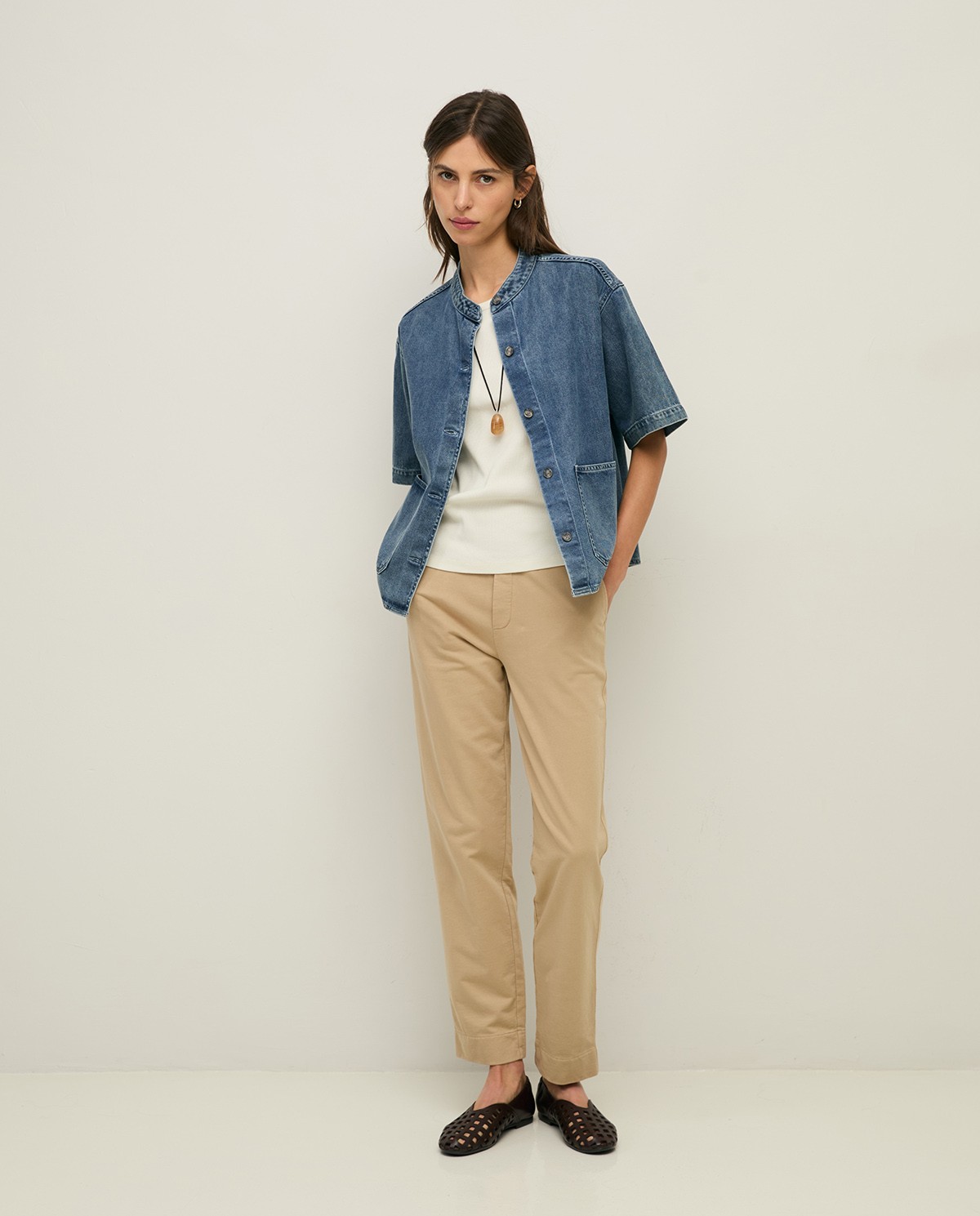 Pantalón jogger algodón orgánico en color arena, vista frontal con detalle del tejido 2