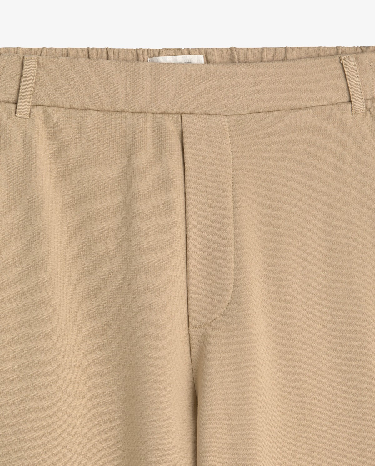 Pantalón jogger algodón orgánico en color arena, vista frontal con detalle del tejido 9