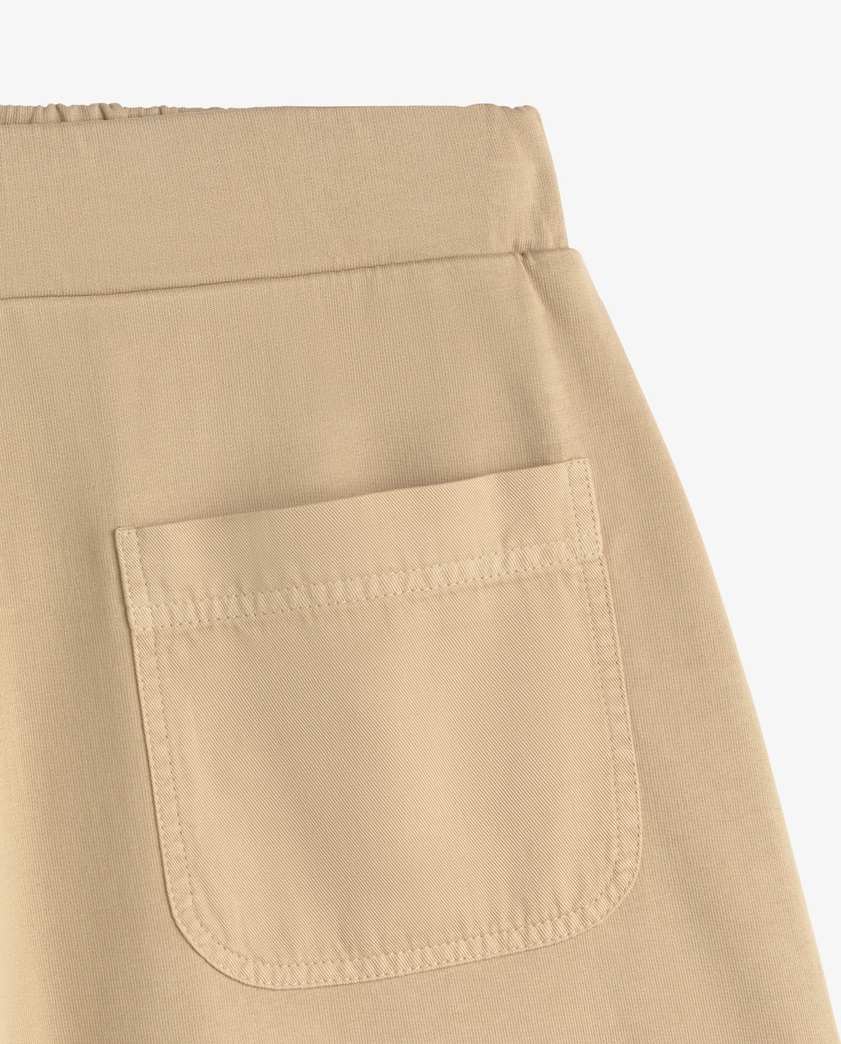 Shorts algodón orgánico detalle bolsillos en color arena, vista frontal con detalle del tejido 6