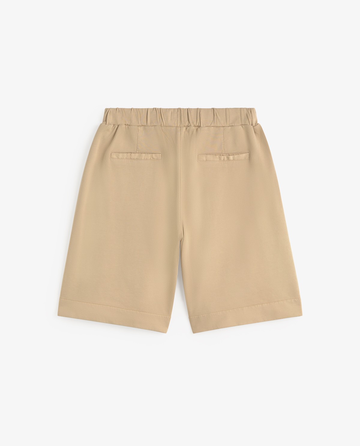 Shorts algodón orgánico detalle bolsillos en color arena, vista frontal con detalle del tejido 7