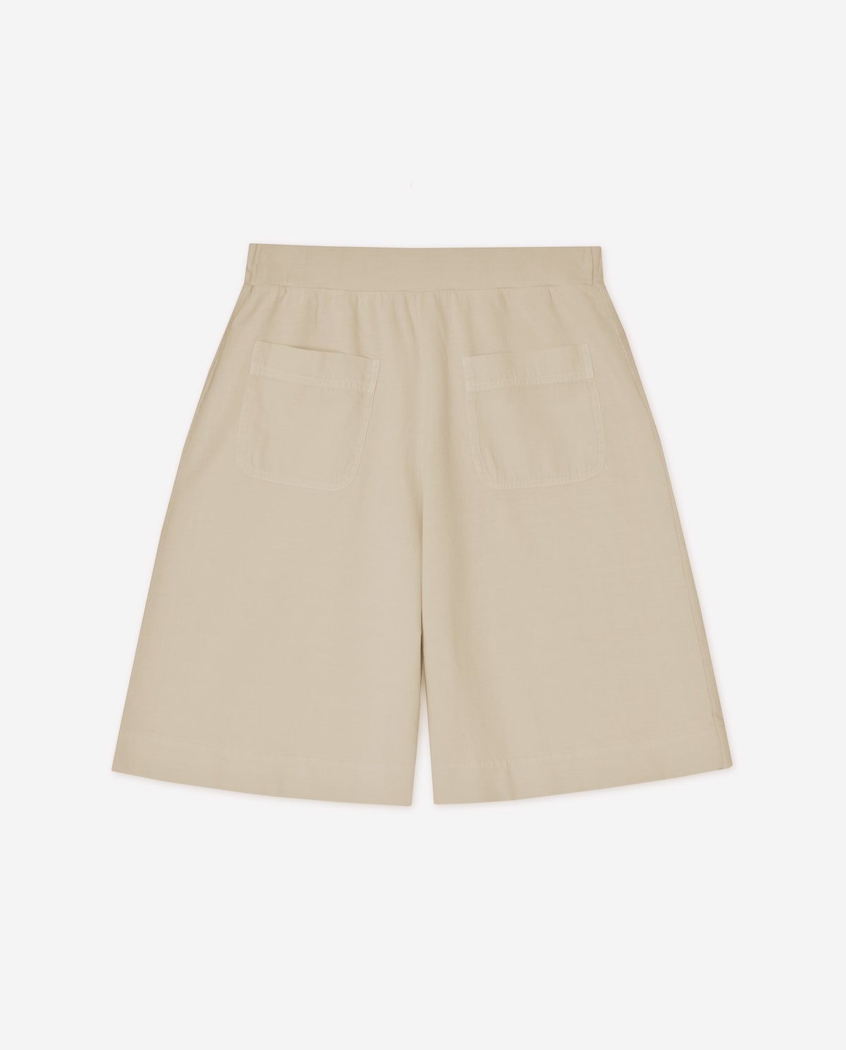 Shorts algodón orgánico detalle bolsillos en color arena, vista frontal con detalle del tejido 5