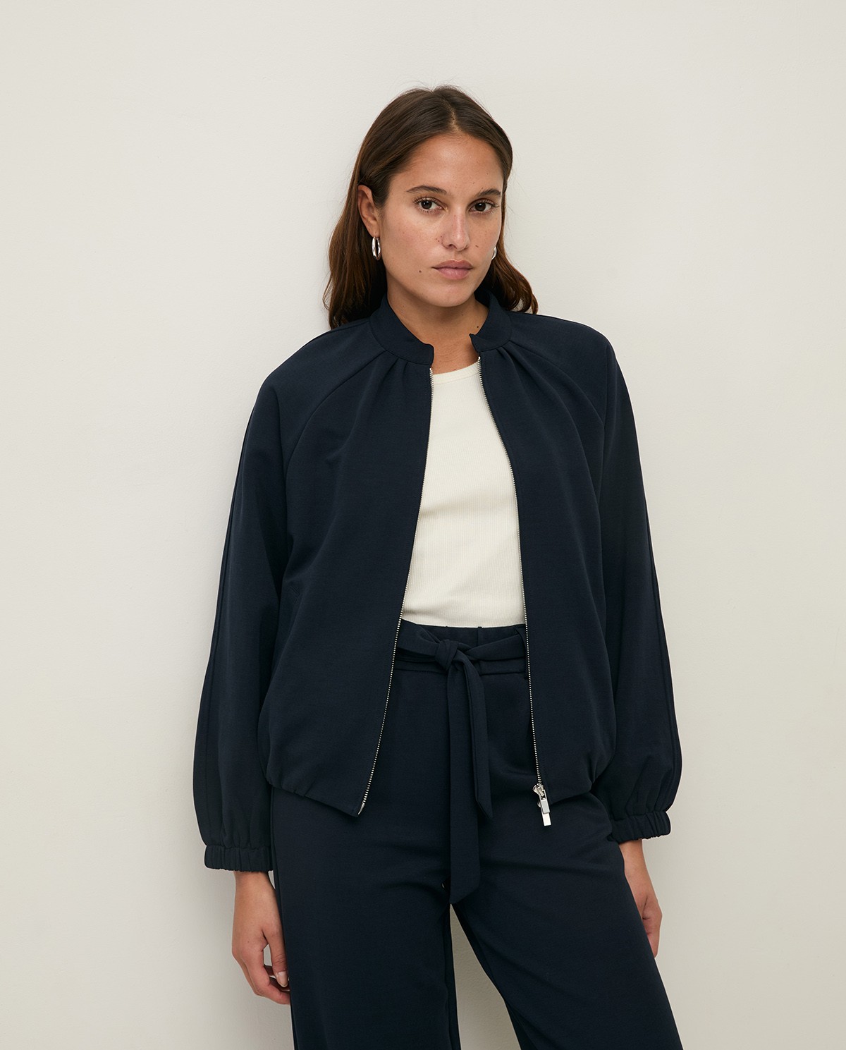 Chaqueta bomber tejido ligero en color azul oscuro, vista frontal con detalle del tejido