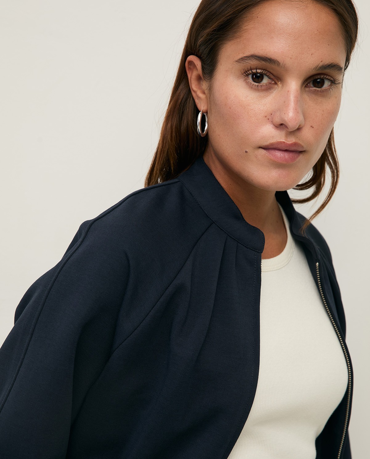 Chaqueta bomber tejido ligero en color azul oscuro, vista frontal con detalle del tejido 1