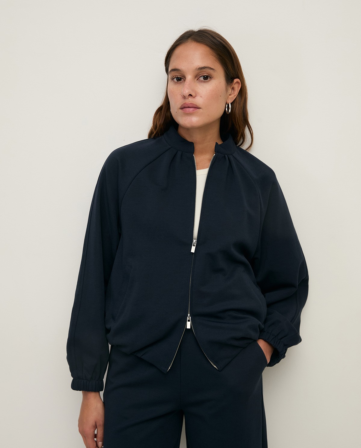 Chaqueta bomber tejido ligero en color azul oscuro, vista frontal con detalle del tejido 2