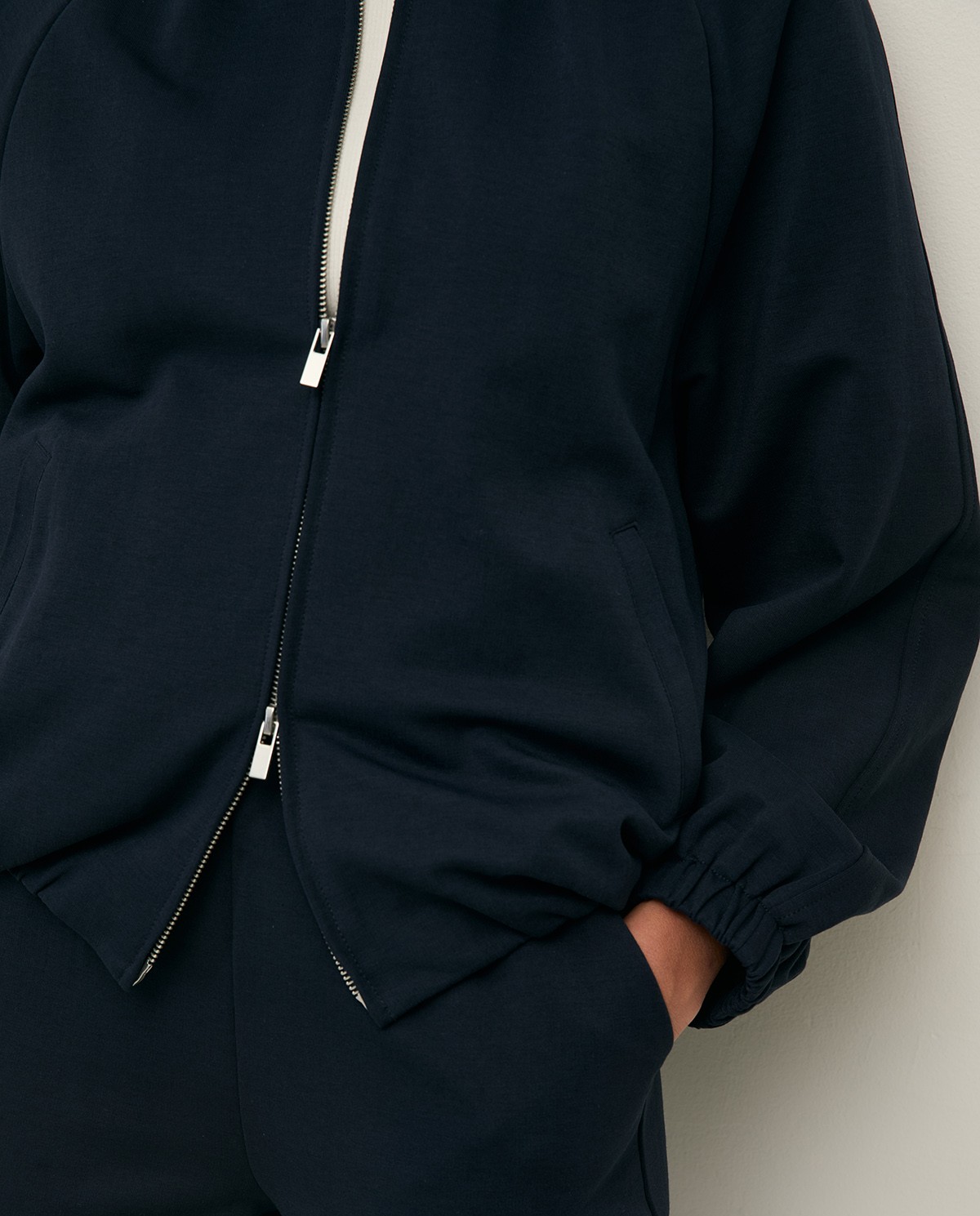 Chaqueta bomber tejido ligero en color azul oscuro, vista frontal con detalle del tejido 3