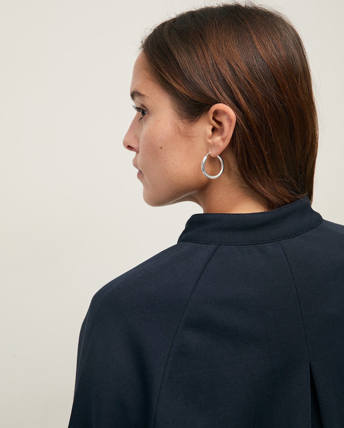 Chaqueta bomber tejido ligero en color azul oscuro, vista frontal con detalle del tejido 4