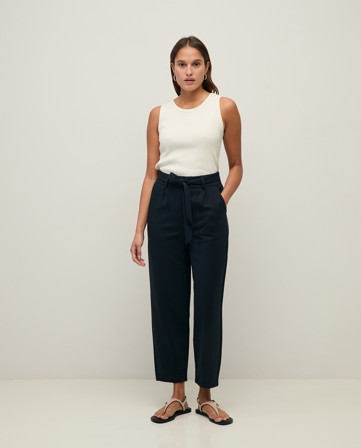 Pantalón barrel con cinturón en color azul oscuro, vista frontal con detalle del tejido 1