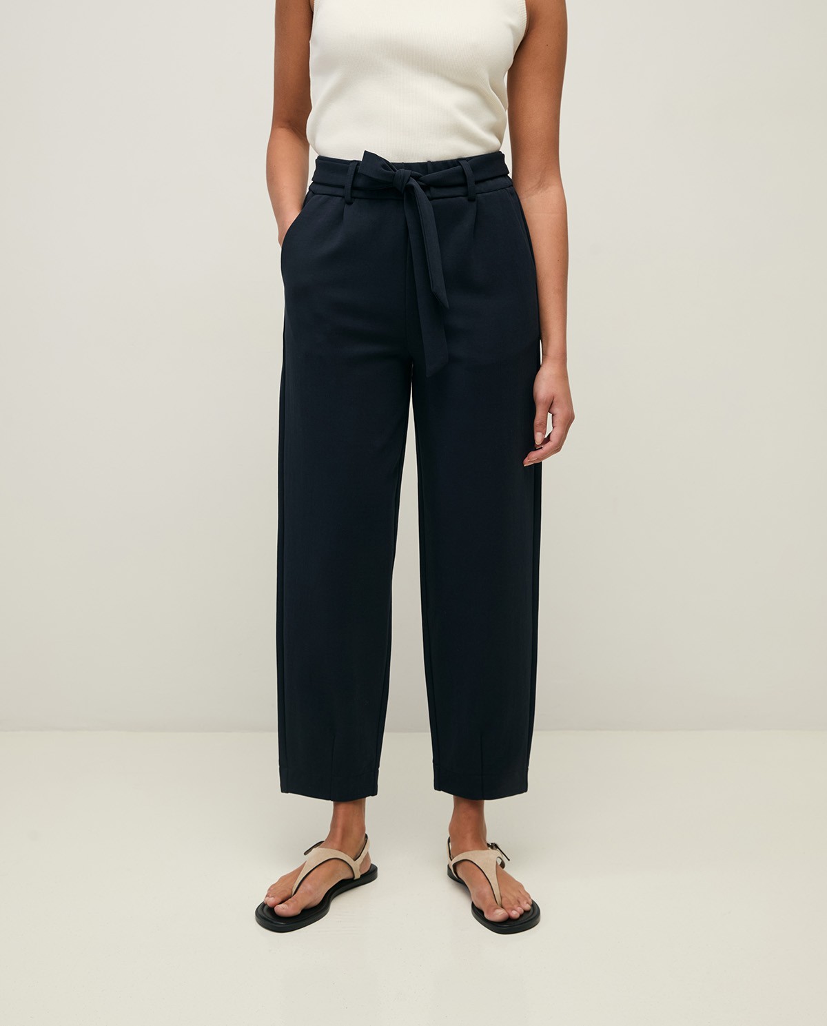 Pantalón barrel con cinturón en color azul oscuro, vista frontal con detalle del tejido 2