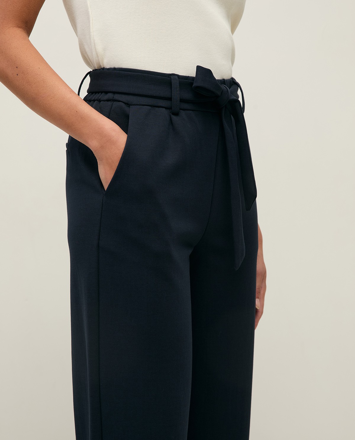 Pantalón barrel con cinturón en color azul oscuro, vista frontal con detalle del tejido 4