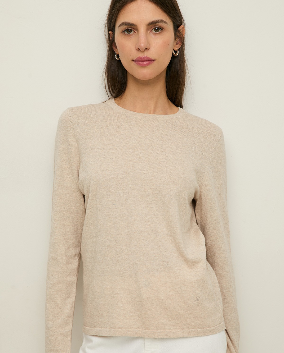 Jersey punto fino cuello redondo en color beige, vista frontal con detalle del tejido 1