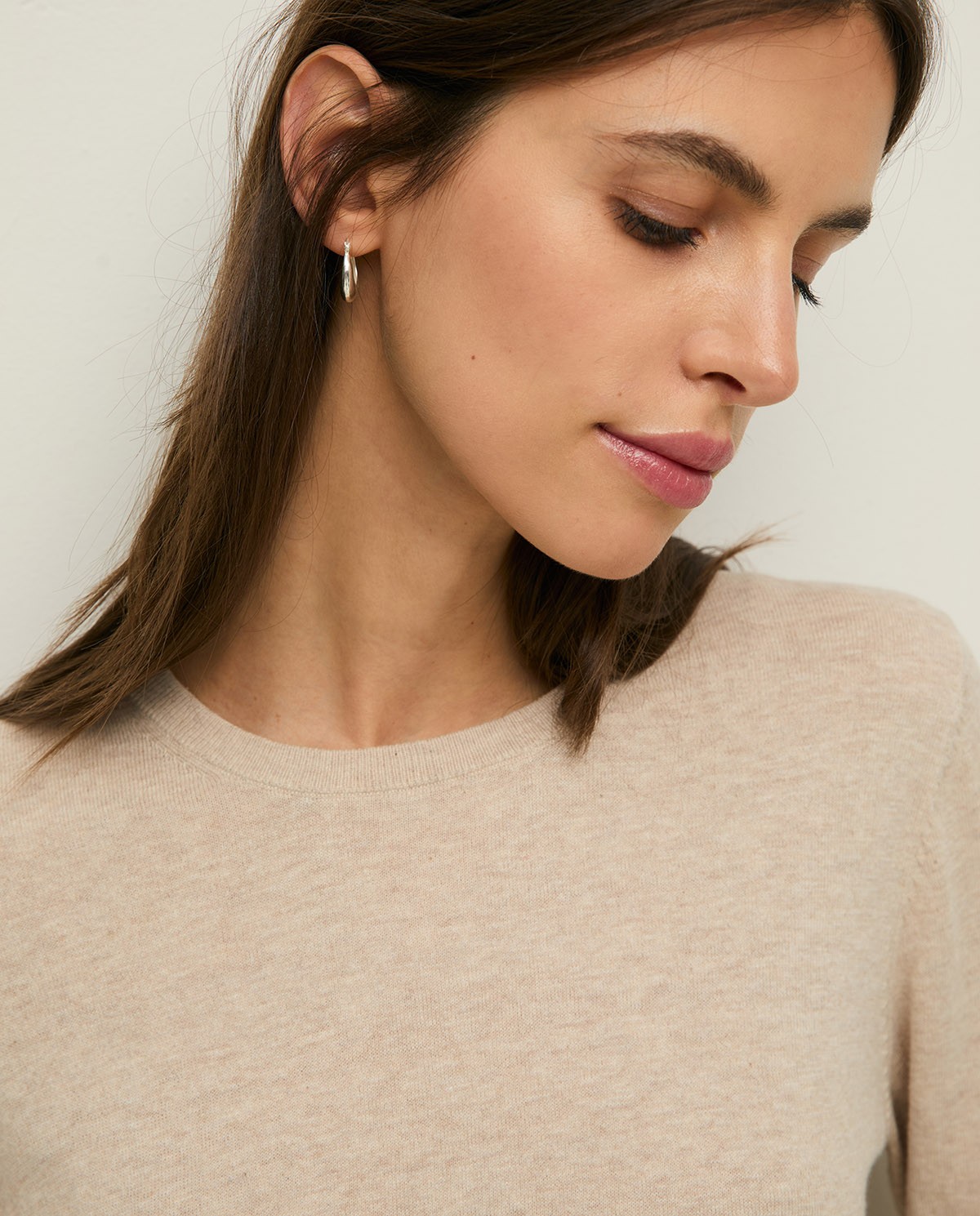 Jersey punto fino cuello redondo en color beige, vista frontal con detalle del tejido 2